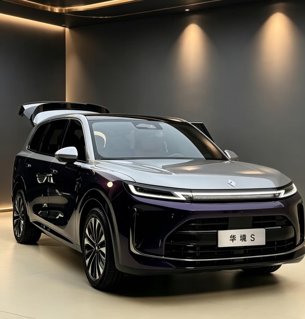 北京车展上，上汽展台前围观人真多，原来大家都盯上了最近刚刚上市的华镜S这款车，这