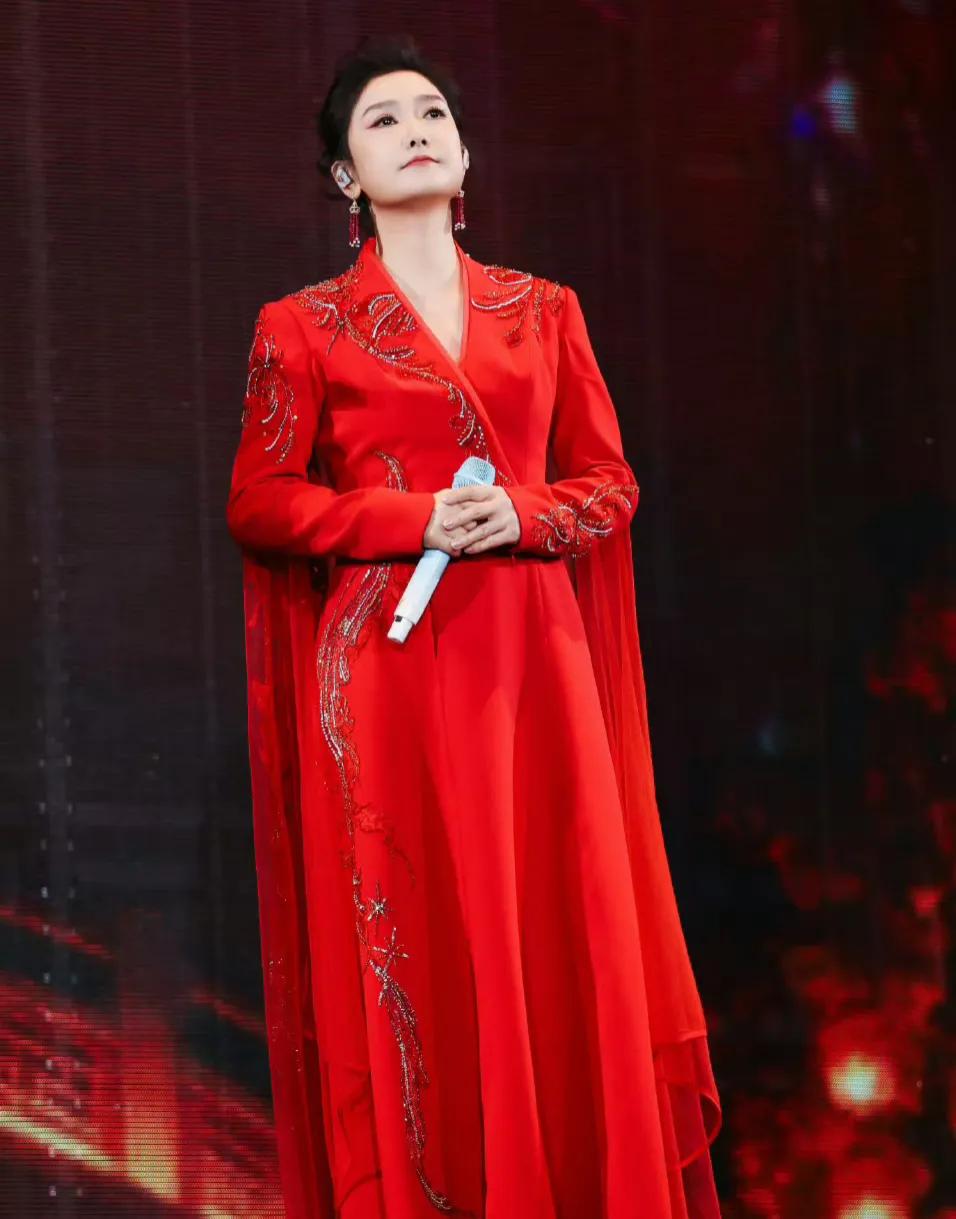 吴宗宪说：“我脸过大陆一对特别火的歌手搭档，他们很奇怪，台上刚唱完歌，下了台分完