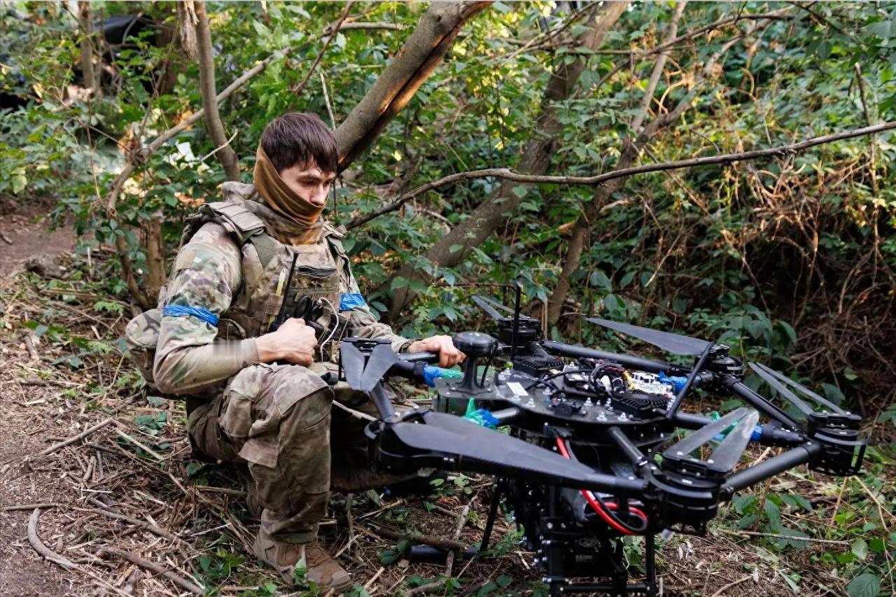 乌克兰士兵以1换6，西尔斯基披露俄战损，难怪泽连斯基宣布胜利在2025年12