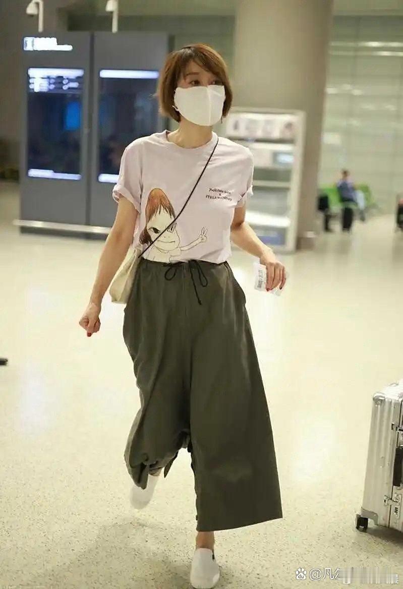 马伊琍机场私服好低调，T恤搭阔腿裤，简约随性～​​​