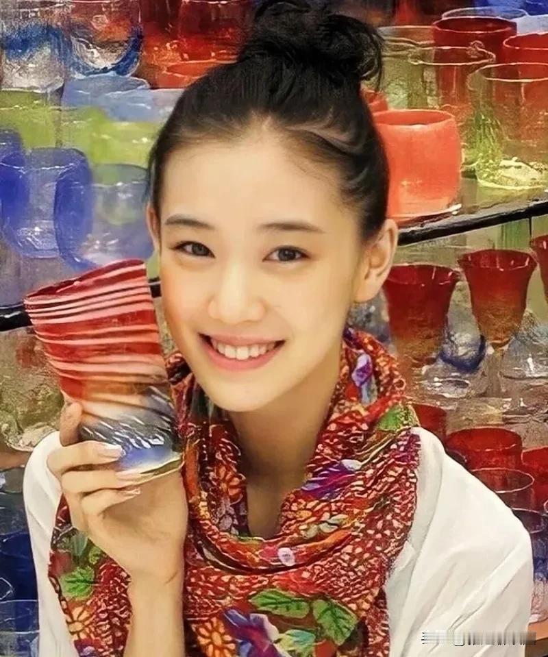 苍井优的笑容很美啊，如沐春风之感，亲和力十足。说实话她的五官并没有十分精致，但组