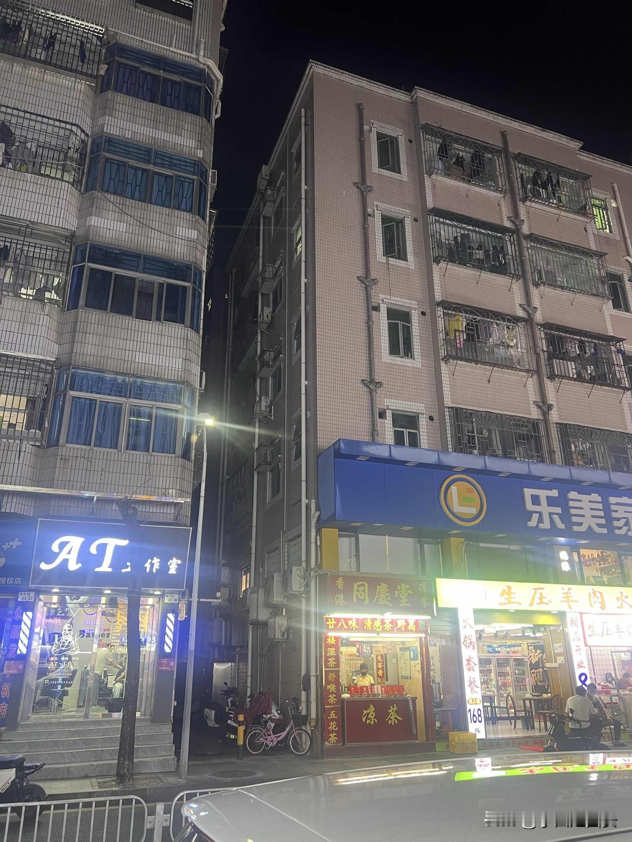 夜幕下的深圳福田村第一次来到这里感觉很震撼街道两边的招牌随处可见的猪脚饭