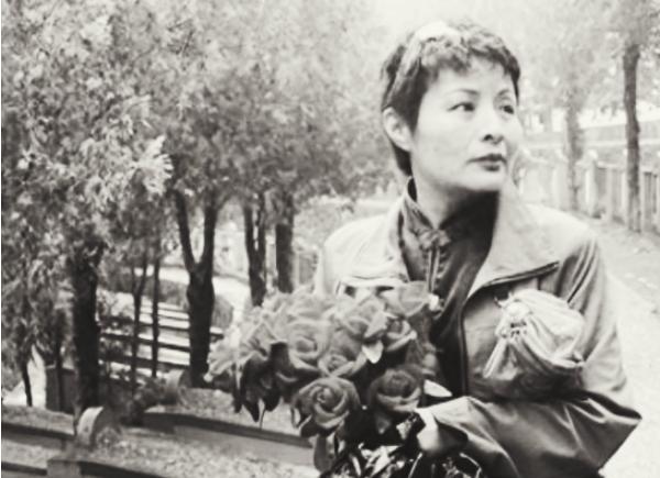 1984年，谢楠前往陵园祭奠牺牲的战友，因一个举动被部队开除，并且之前的功绩也被