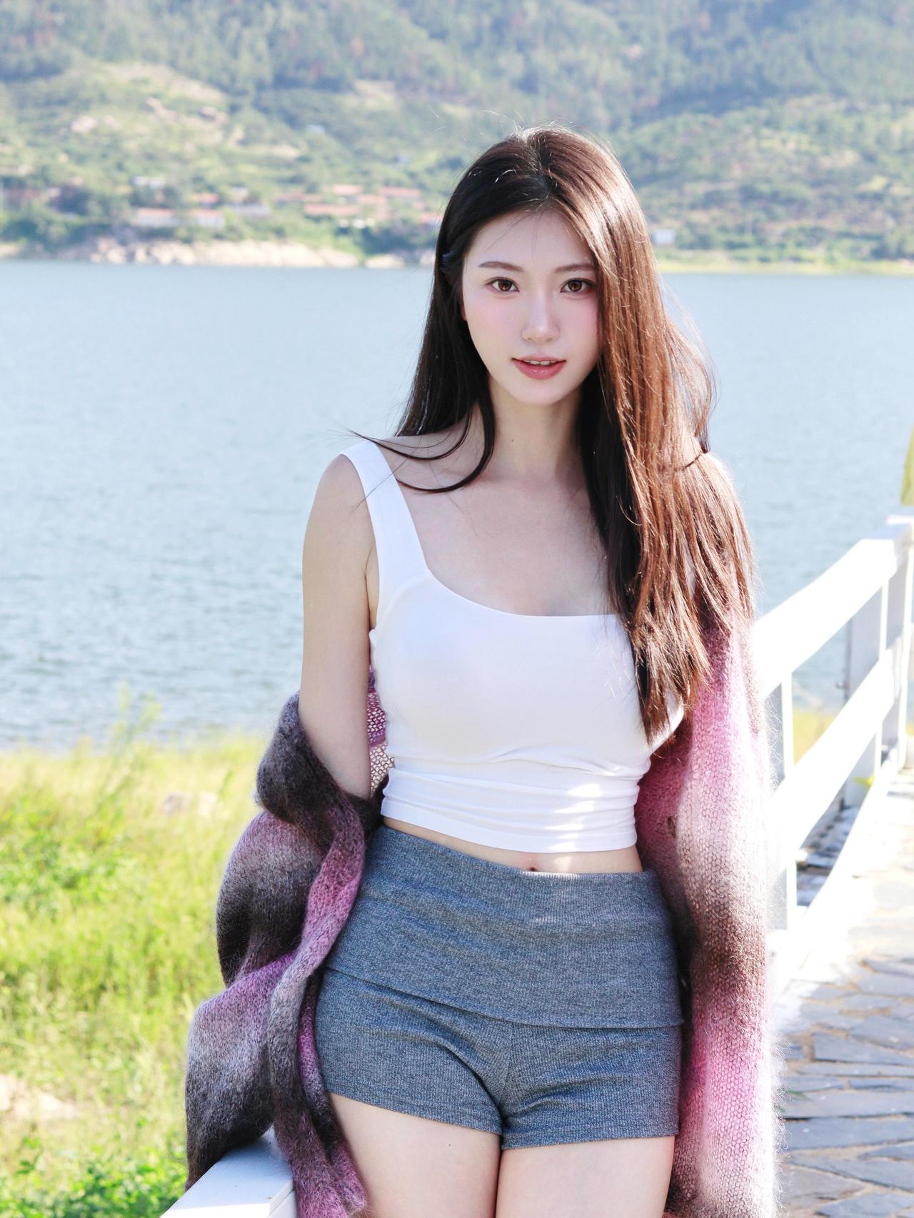 《 湖畔的紫粉温柔》原创诗词原创看图片配诗湖光山色漾晴柔，紫袂拂汀洲。白