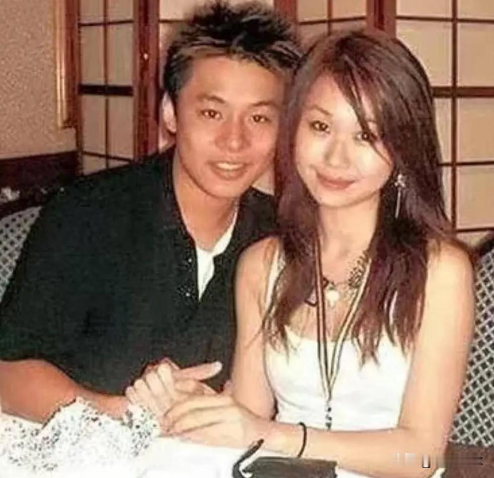 霍启仁之前那位青梅竹马的女朋友因为他劈腿而自杀了，所以他也被家族半雪藏了。前女友