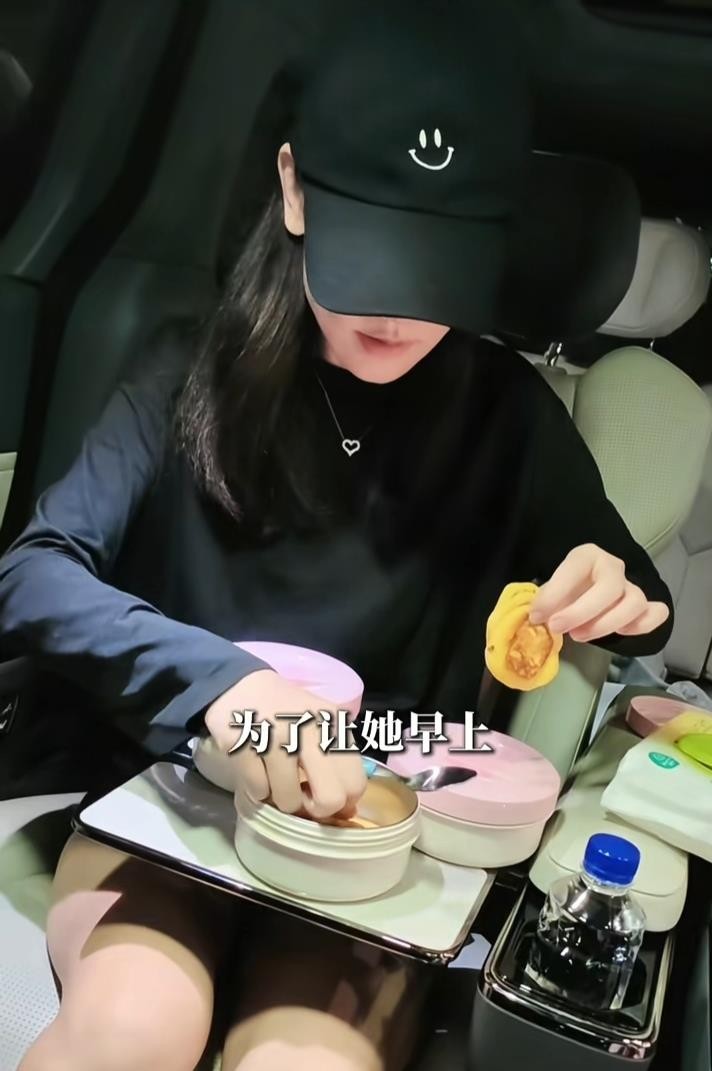 任重和孙骁骁这对夫妻把日子过成了很多人羡慕的样子。孙骁骁最近分享了自己的一天，早上为了让三岁的女儿多