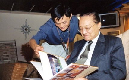 2000年，马云去拜访自己的偶像金庸，他兴奋地求签名，没想到金庸脸一沉，说：“不