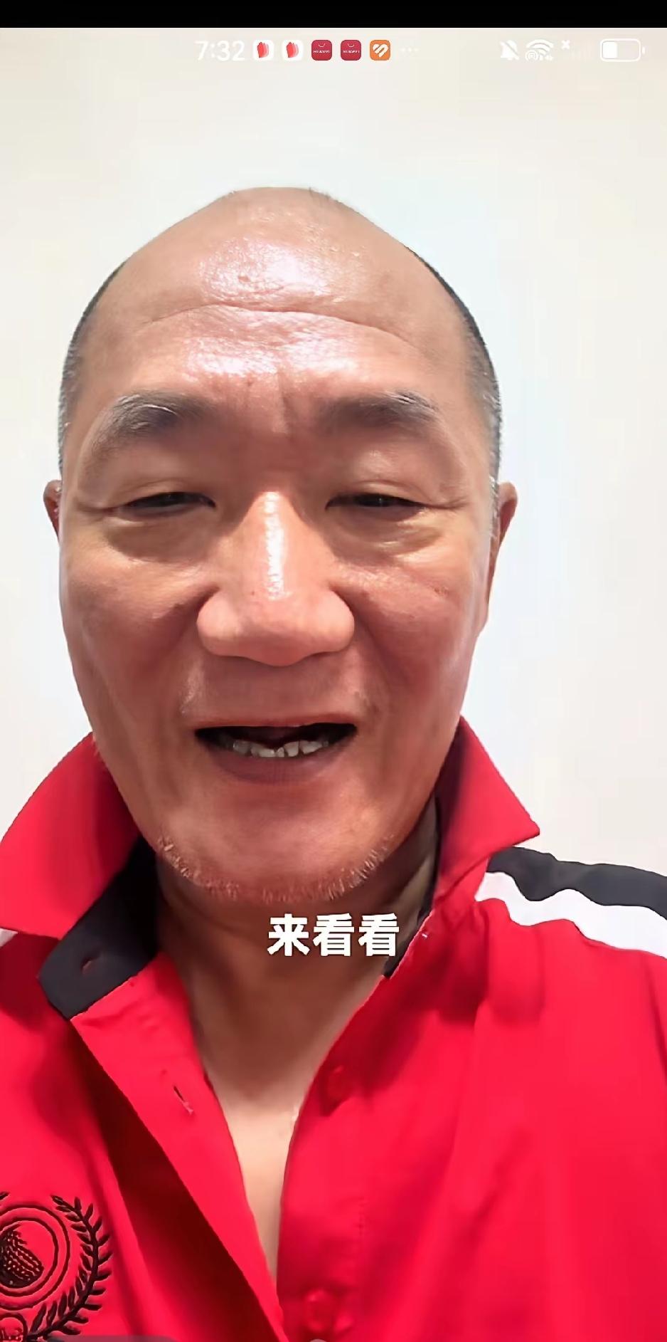 谢东满脸沧桑，花甲之年为幼子庆生，一家四口看似和睦，丈母娘神情满是无奈。年过六