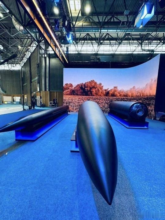 乌克兰FP-7和FP-9弹道导弹的外形模型在巴黎举行的Eurosatory20