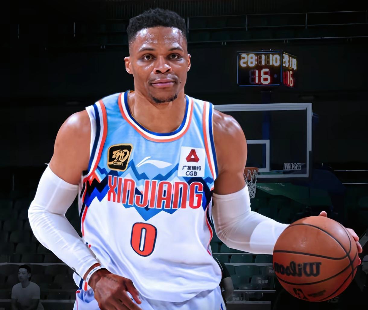曝威少并未否认加盟新疆男篮！近日，某篮球博主爆料：前NBA“三双王”拉塞尔-威