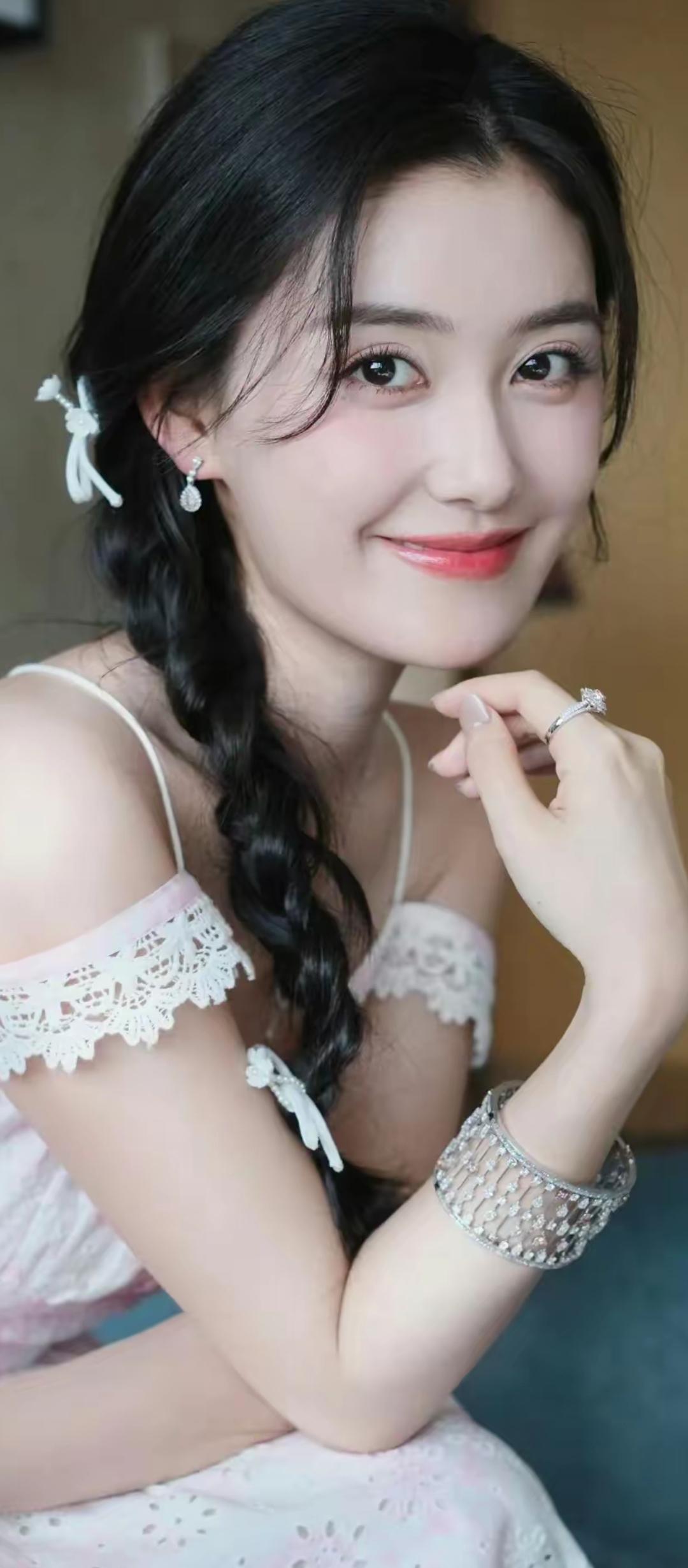 玉人轻笑，耳畔风铃响。