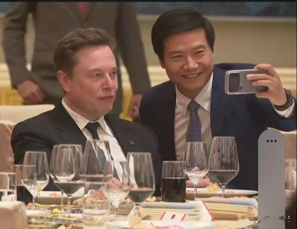 雷军变成了小迷弟今天晚上的晚宴，马斯克不愧为顶流，连小米雷军变成了马斯克的小迷
