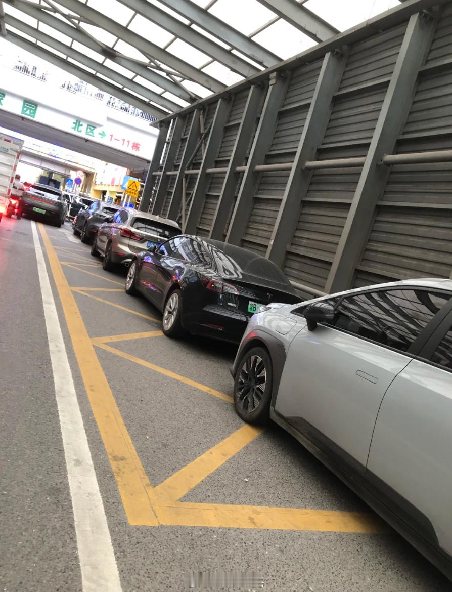 深圳前海公租房，龙海家园，5490户抢900个车位。。真的是一言不合要打架，难怪