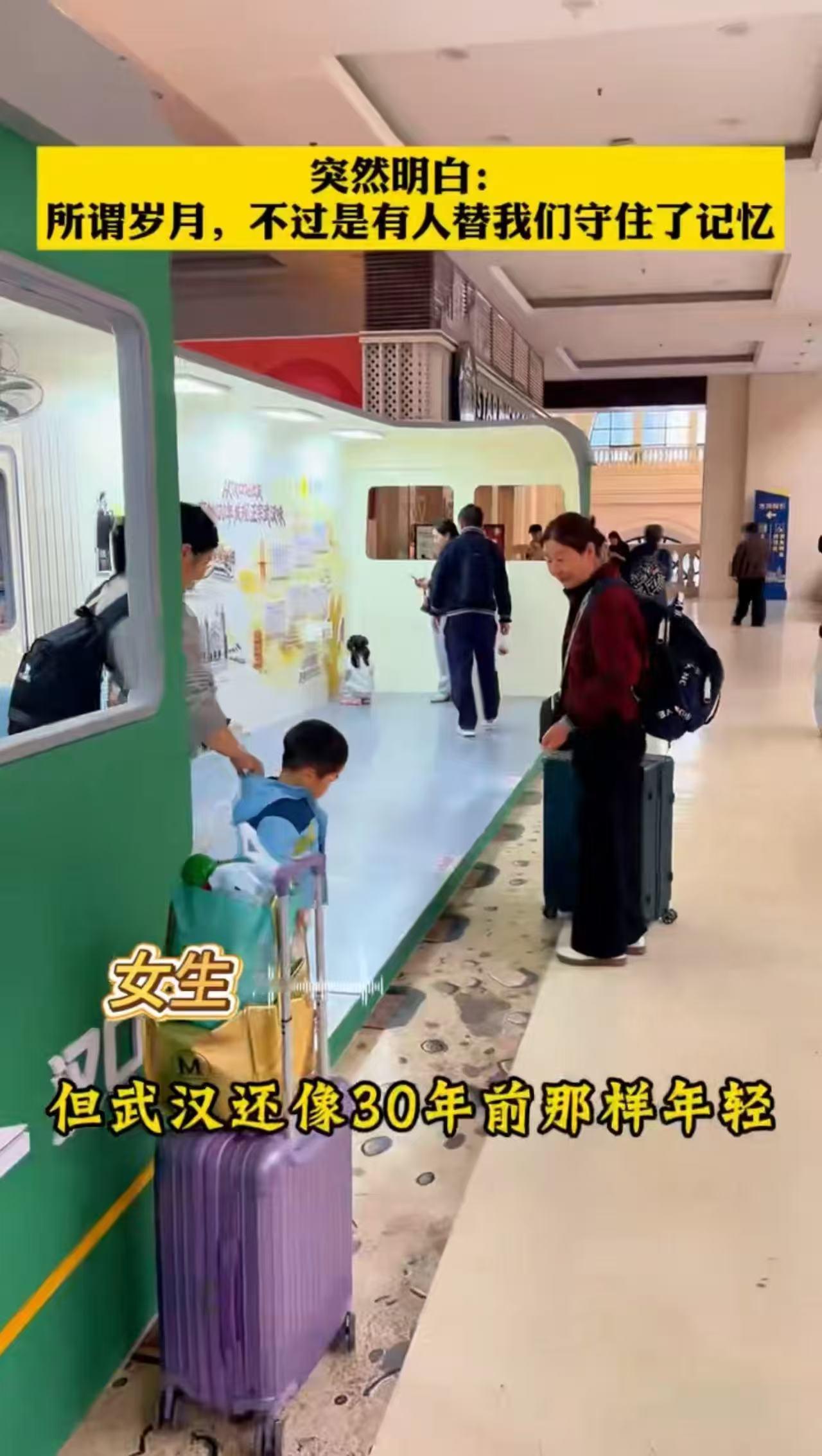 网友打卡偶遇老人致信武汉街头偶遇老人给武汉写信，想想就很有画面感！一笔一划都是