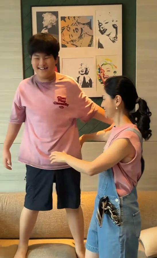 胡可晒亲子照，小鱼儿胖嘟嘟的到了尴尬期，网友：这孩子不像爹也不像妈……其实每个