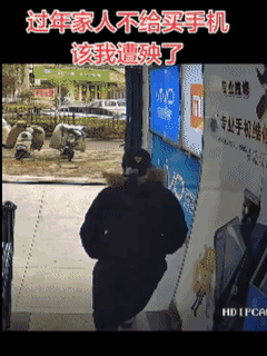 平顶山一家手机店的监控出现一幕够奇葩的景象，今天一个小男孩的手机坏了，无法修复，