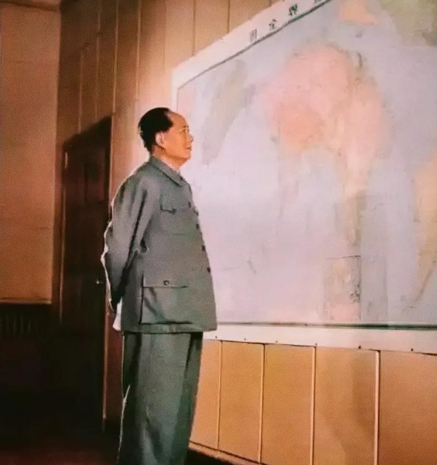 毛主席的四大遗憾：1.没有亲自给儿子扫过墓毛岸英牺牲后，有人建议把毛岸英的