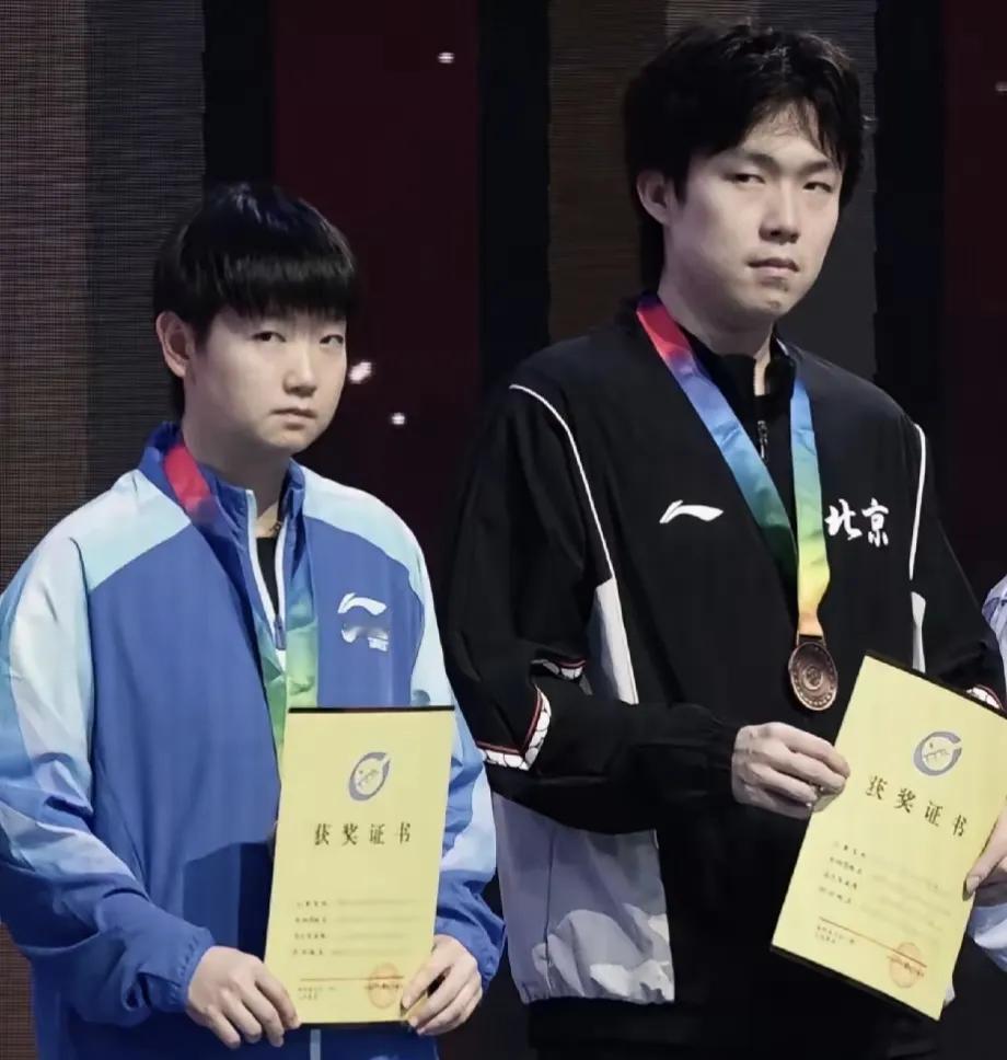 莎头组合果然不同，不知道你俩是在白愣谁呢？小眼神也太可爱了吧翻到这张截图，实在