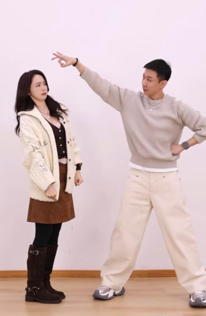 董璇这也太敢了！41岁竟然和小鲜肉张维伊合体跳起了“科目三”，那眼神拉丝的程度，