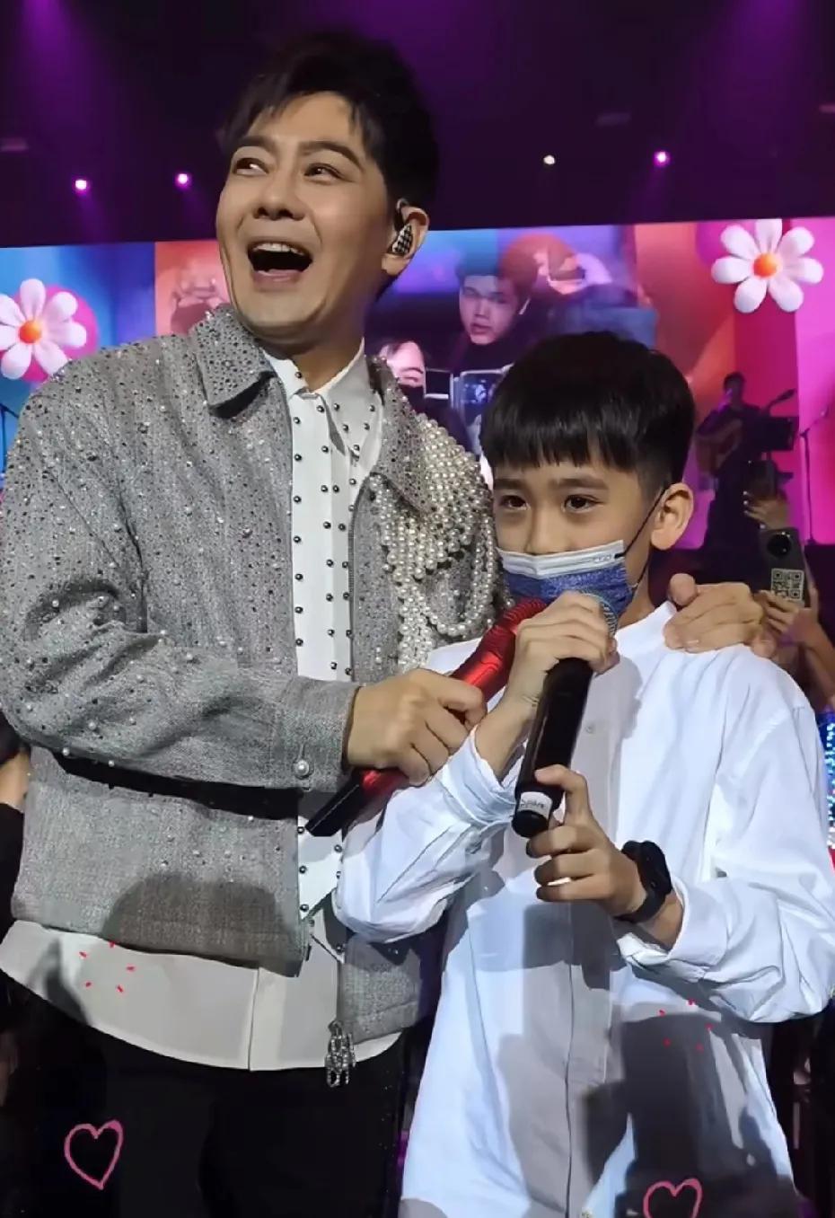 林志颖演唱会上带儿子献唱，惊艳全场，和爸爸好像啊，戴着口罩，眼神一模一样