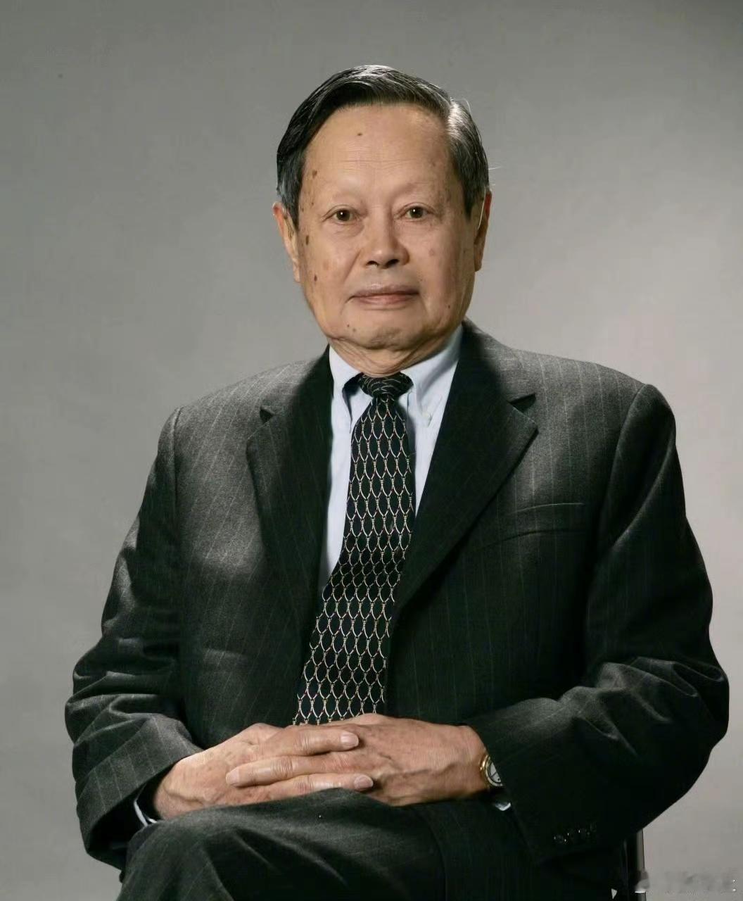 这是一位伟大的中国科学家，一路走好！选择多年之后落叶归根回到中国，而且把国籍恢复
