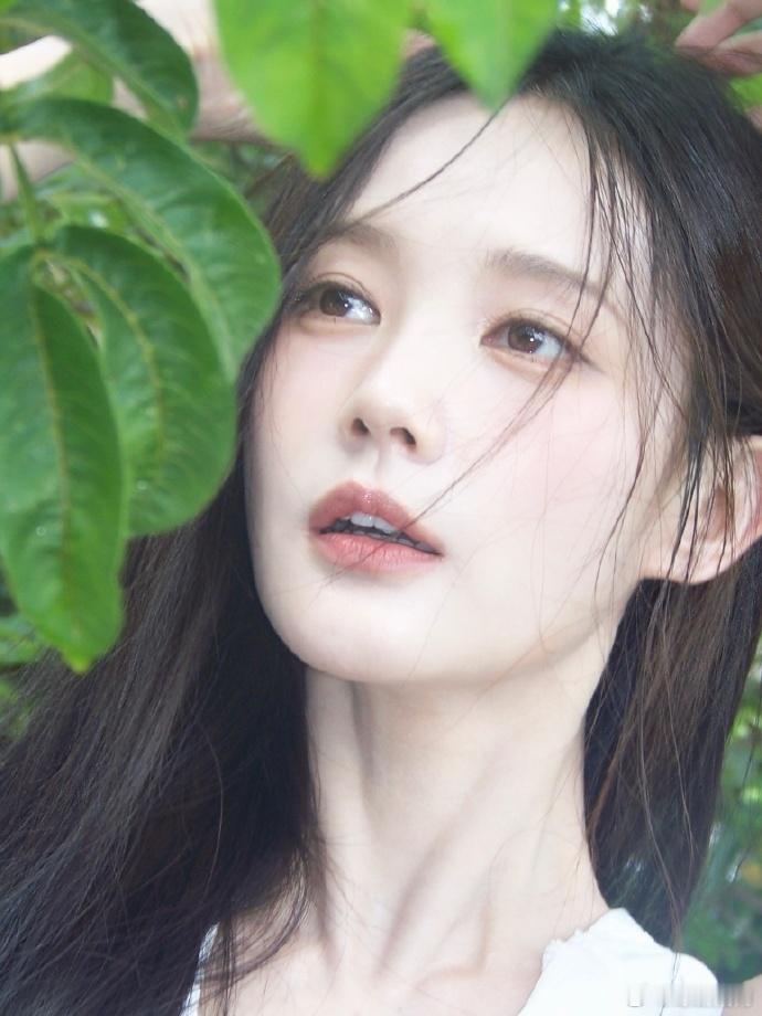 李一桐顶光的神顶光下李一桐就是氛围感女神，写真里她一会儿歪头搞怪，露出可爱小