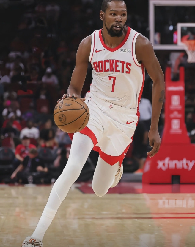 杜兰特就是火箭需要的那个答案。去年季后赛被勇士黑7，火箭的问题就是进攻没有空间