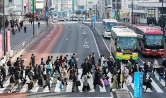 日本经济总量的天花板是6万亿美元，30年过去了，还没突破，遥遥无期。德国的天花板