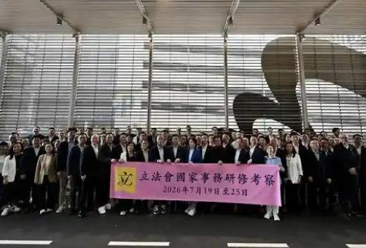香港越来越会干了！7月19日早晨，香港立法会主席李慧琼带着全体议员从香港国际