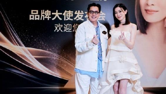 最近佘诗曼和谭咏麟一起出席时尚活动，两位站在一起还显得很般配，也都很有大牌明星风
