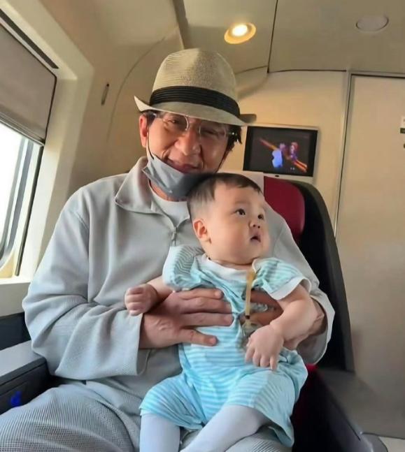 不服老的成龙大哥，开心的在地铁上合影，状态年轻了不少。前不久，一个小男孩叫成龙