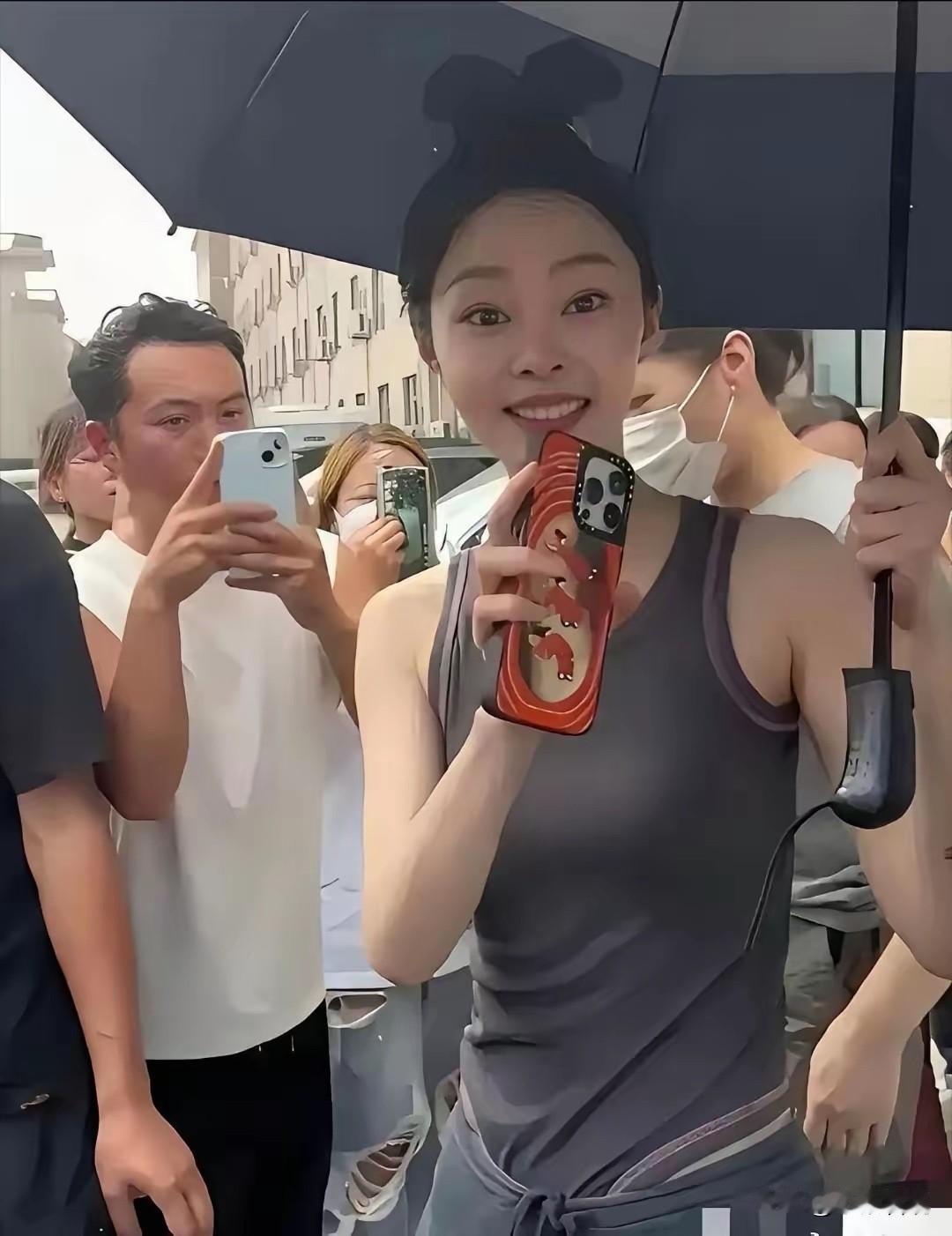 宋轶的连体衣设计引发热议，日常穿着是否方便？近日，演员宋轶的一组活动造型在网