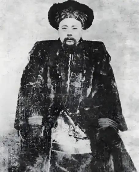 1911年11月5日，江苏巡抚程德全让人拿竹竿捅落三片屋瓦，剪掉辫子，焚烧官印，