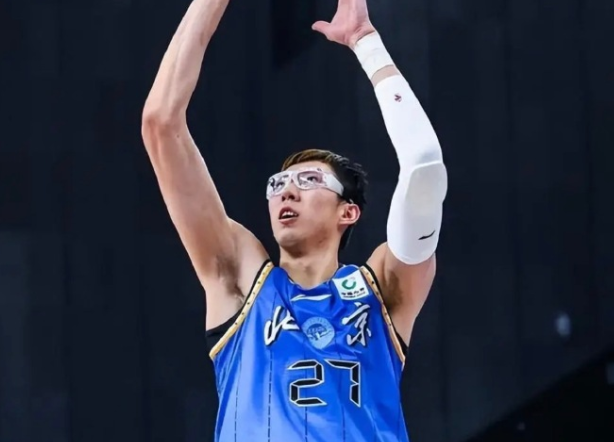 周琦就是定位错误的典型例子。身高虽然有215，但体重却只有90多公斤。放国内或许