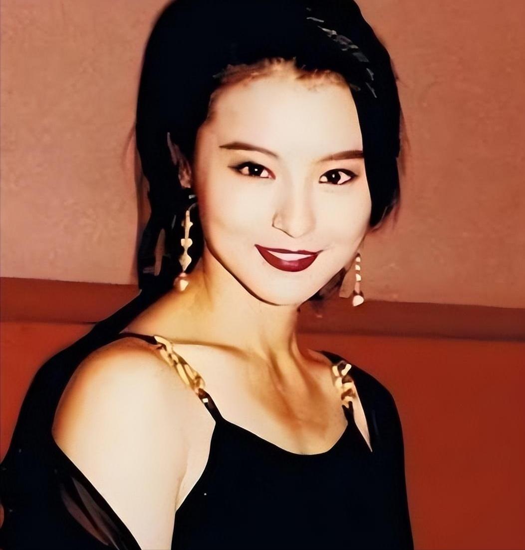 2007年，李赛凤趁丈夫出差，和体格壮硕的干儿子发生了亲密接触。正当两人关系暧昧