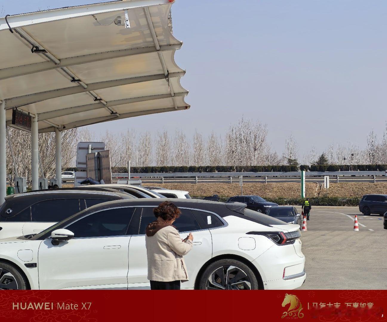 虽然换电排队半小时。但是速度依旧相当快。半个小时之后，6辆车满电出发了。隔壁这