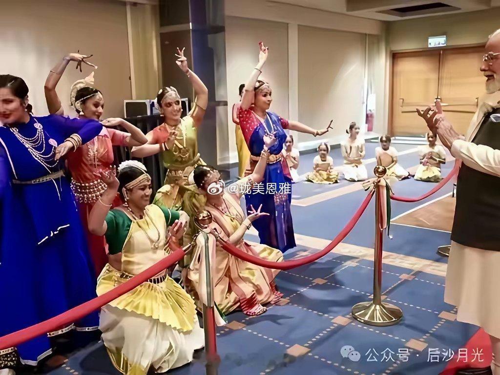 莫迪看美女跳舞，虽说莫迪不近女色但怎么看他的长相都不属于禁欲系列