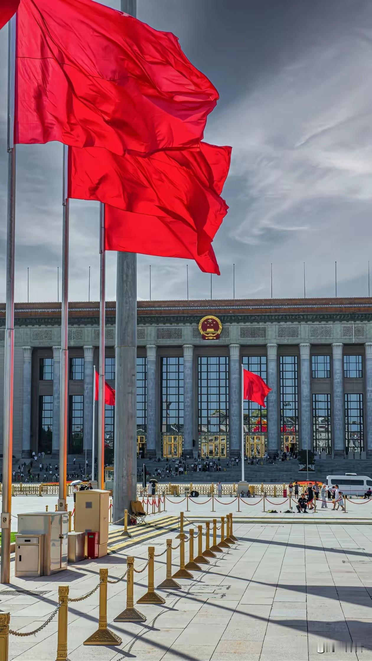 红旗漫卷西风，中国风景独好！给法新社的摄影师加个鸡腿！2026年中国外交开