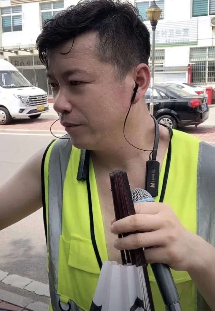 一位博主跑到淄博桓台马桥镇姜家村村里的“核心地带”去直播，流量确实不少，不少网友