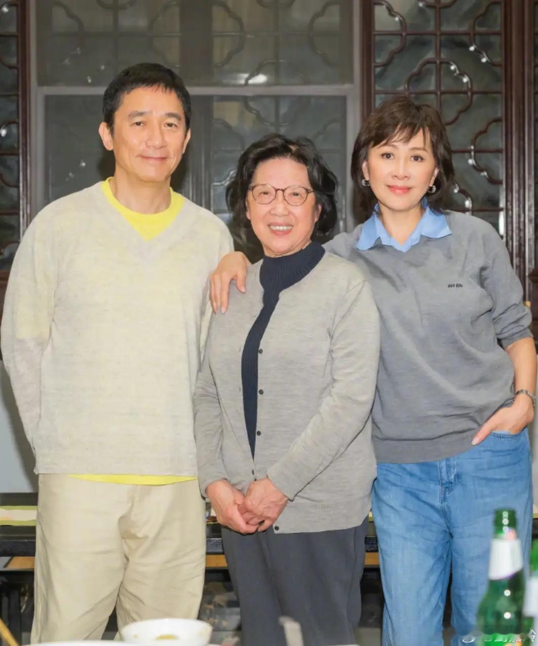 刘嘉玲回苏州拜访恩师，与同学叙旧状态年轻，梁朝伟也在和蔼可亲！