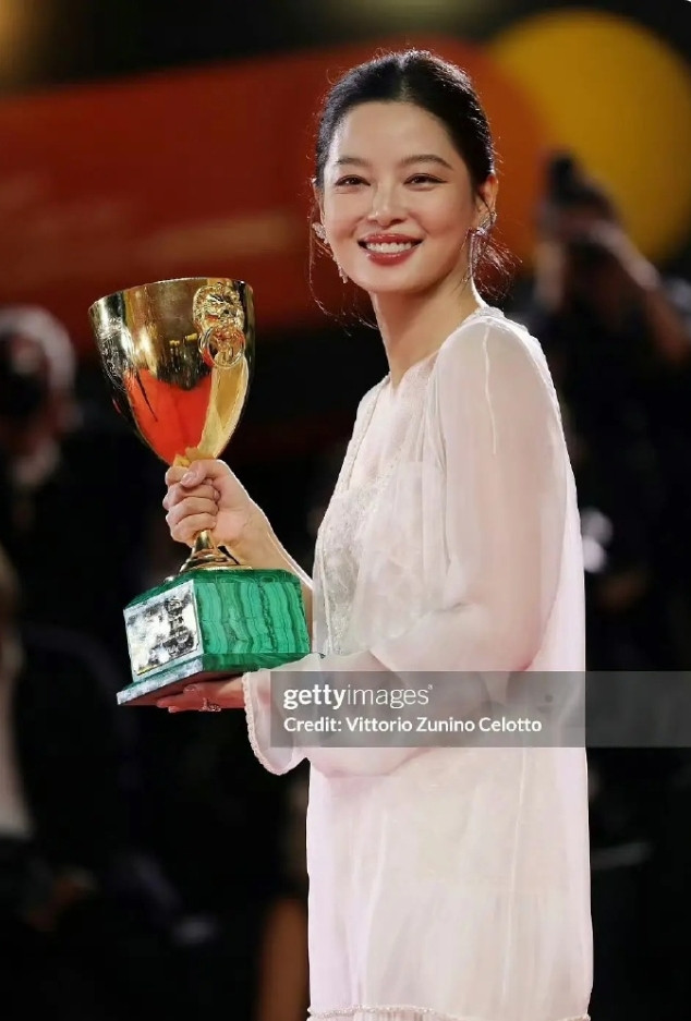 很多人觉得辛芷蕾拿威尼斯影后资源也不会飞升