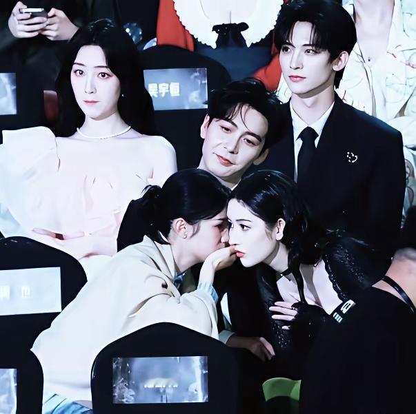 这俩人是故意的吧？是想听听陈星旭的心跳声吧！