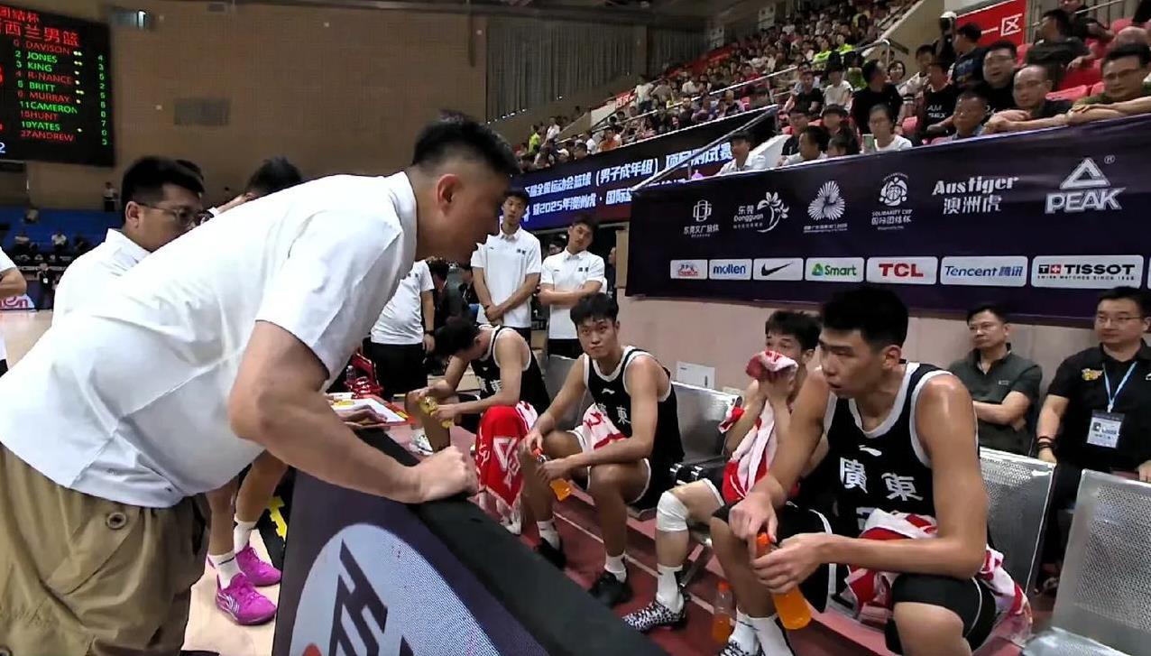 广东宏远中锋徐昕树大招风，团结杯赛，遭遇新西兰三队轮番挑战，以在2.26米高中锋