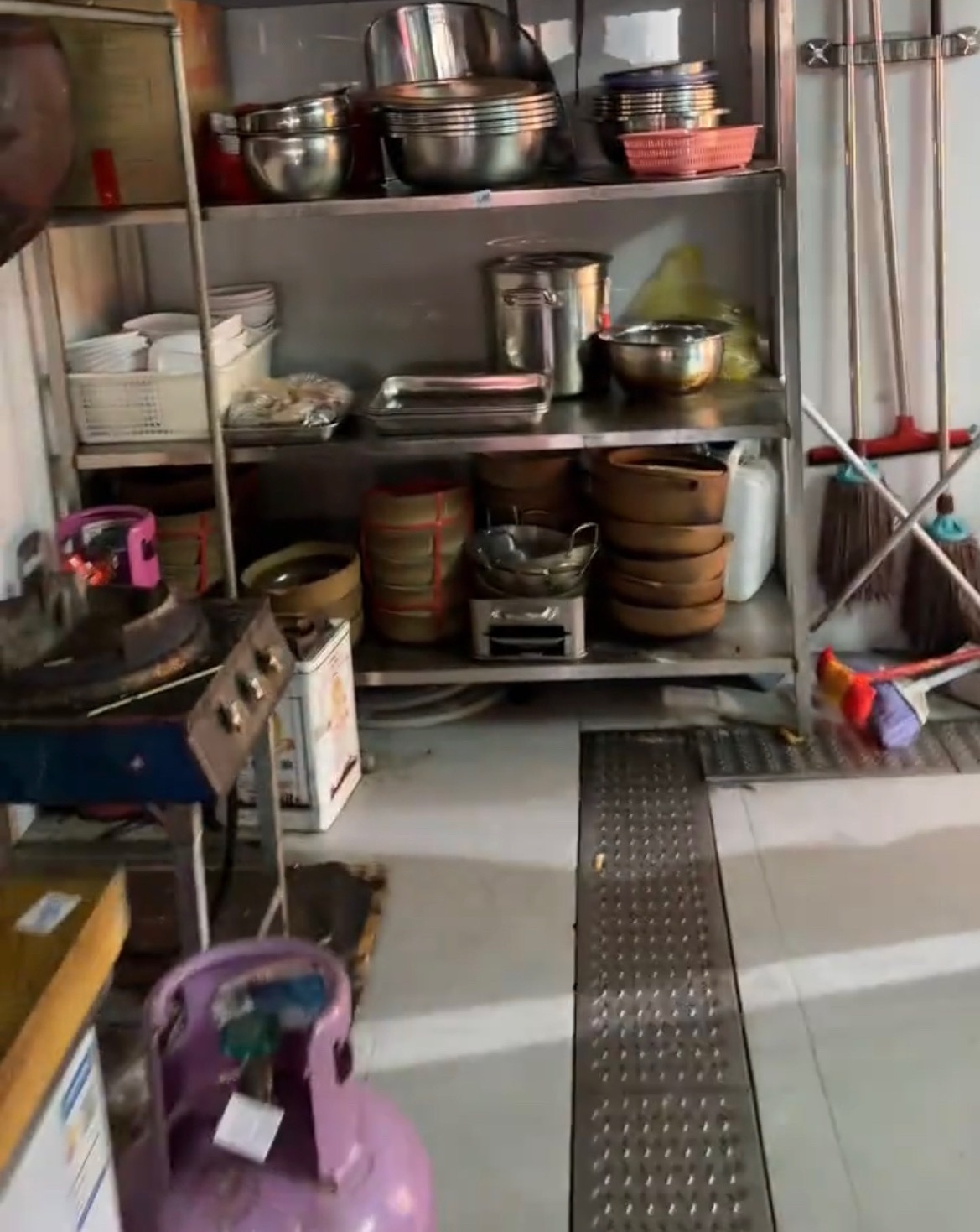 6月2日，网友反映：玉林城区一食堂门店倒闭关门，门店里面的东西在3日全部都低价出