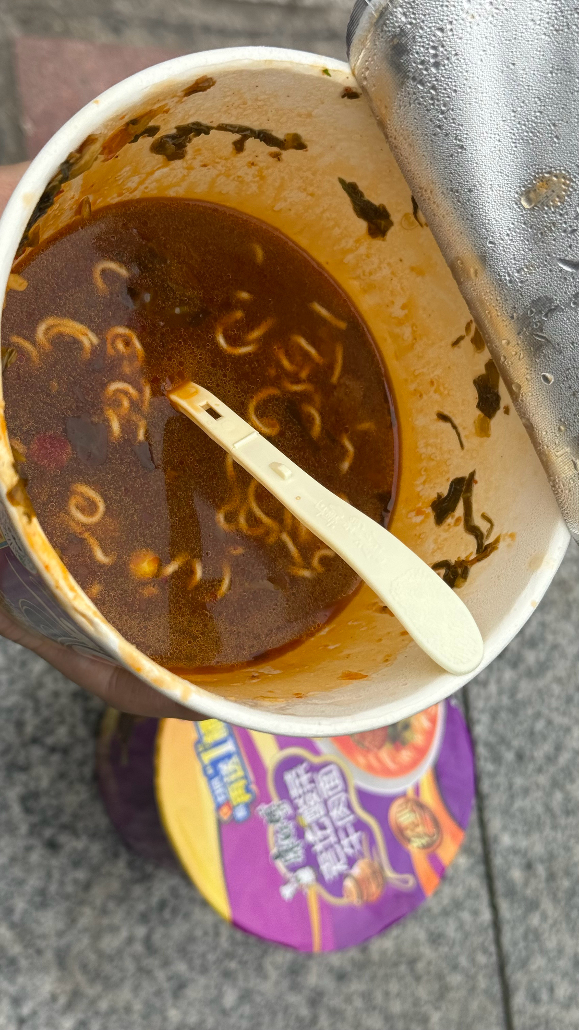 拍摄到现在才吃上中午饭这是我有史以来吃过的最美味的泡面不说了，吃第二桶了