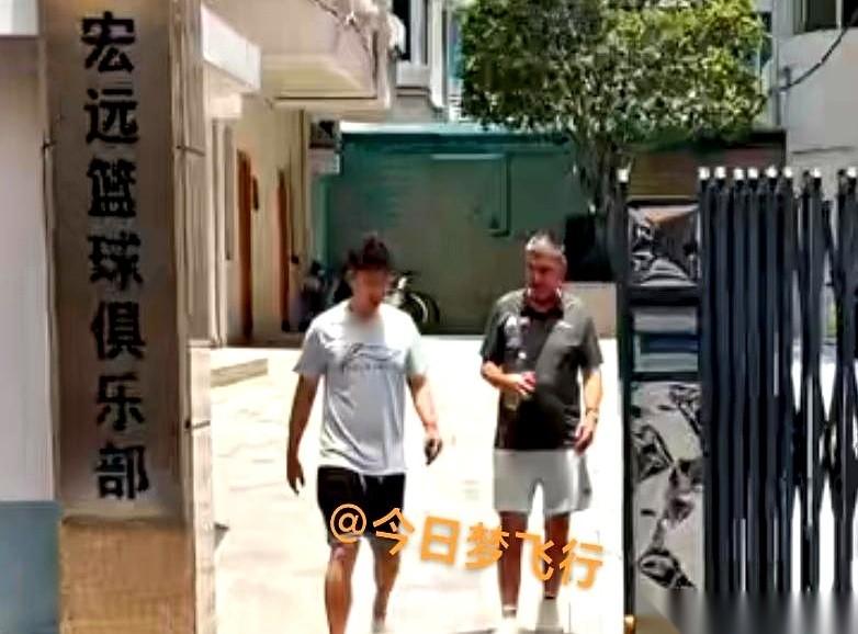 中午12点，南城训练馆的大门推开，刚结束上午拉练的广东队球员陆陆续续往俱乐部走，