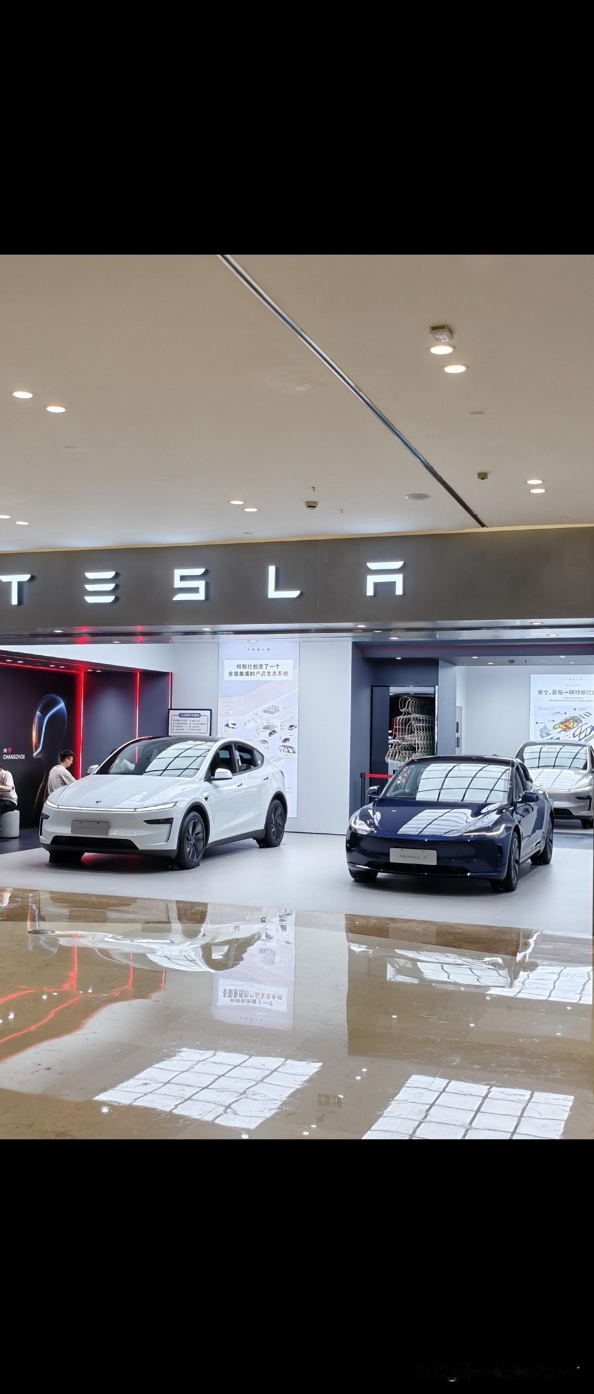 为什么特斯拉mall里的店​面积都不是很大​​装修也很一般​​他们的建