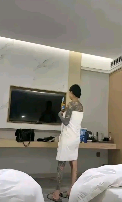 亲戚给我介绍的对象，翻了下她的朋友圈发现了这张照片，我博士学历，娶这样的女孩儿合