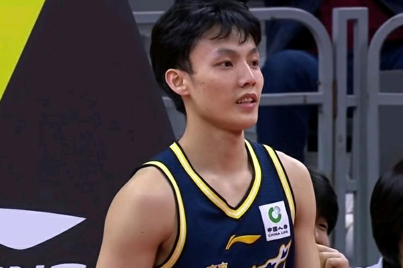 “一半海水一半火焰”！！！徐杰拉胯，胡明轩火爆，一场比赛说不明不了任何问题，