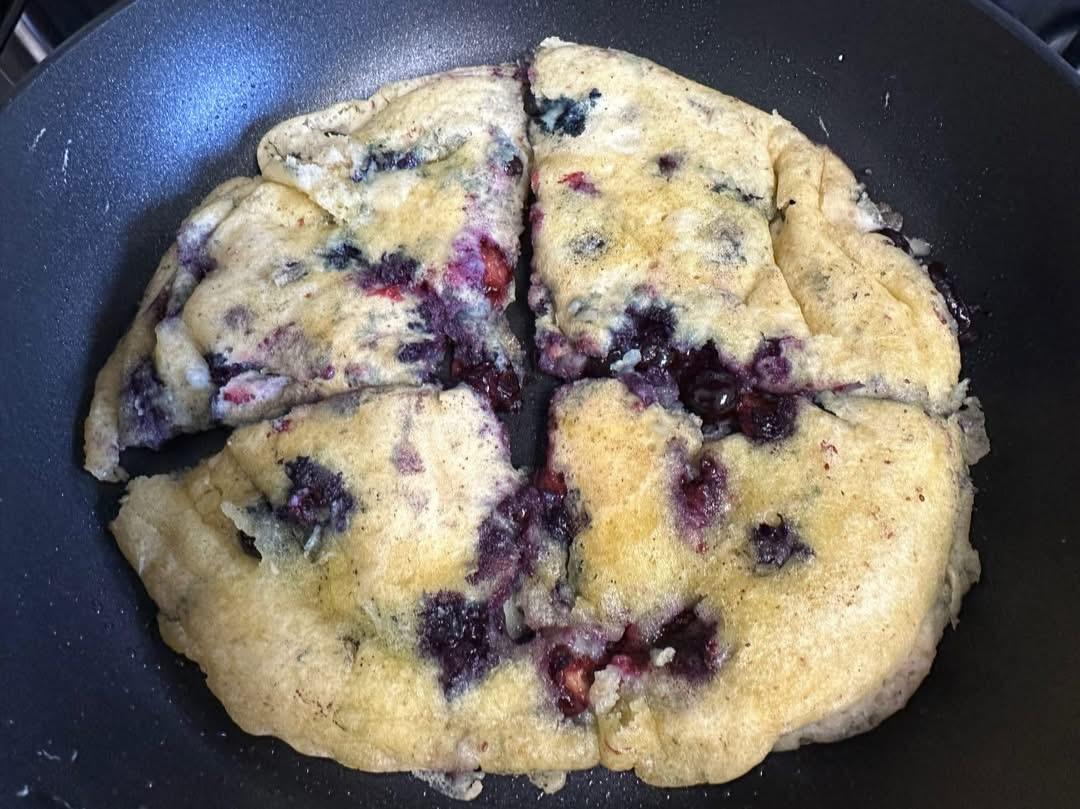 老年人保健指南：蛋白是维持肌肉健康的保障。今天我们的早餐：蓝梅煎饼，植物蛋白